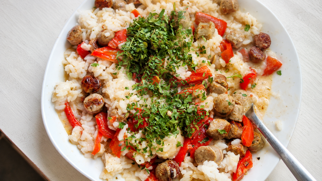 Cremige Gyros-Würstchen-Pfanne mit Reis und roter Paprika