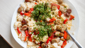 Cremige Gyros-Würstchen-Pfanne mit Reis und roter Paprika